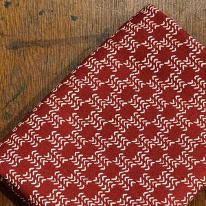 * Emmitt and Ivy - hvitt v-mønster på rødt