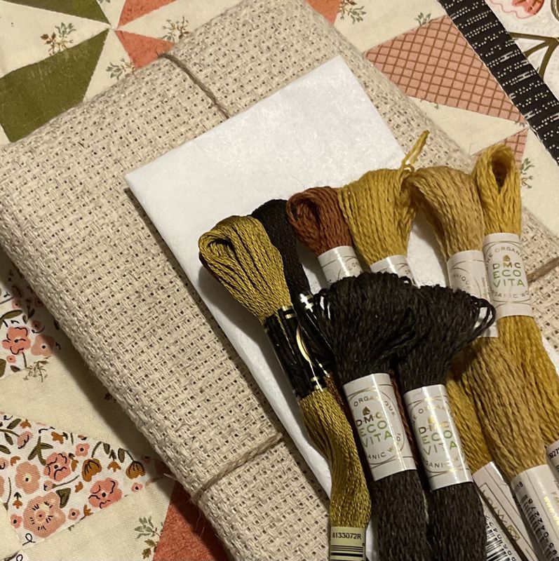 Gul pute med solsikker -  Startpakke med Aida, broderigarn og applikasjonspapir