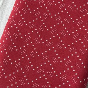 Hvitt sikk-sakk mønster på rød bunn