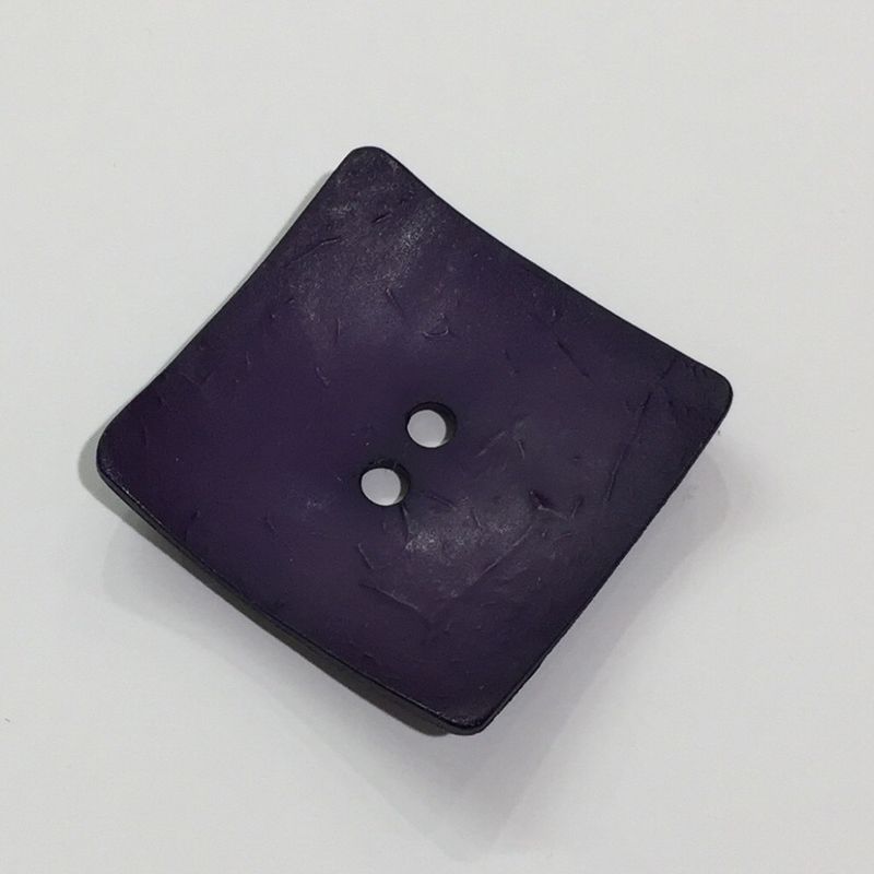 Knapp - kvadrat lilla 45mm
