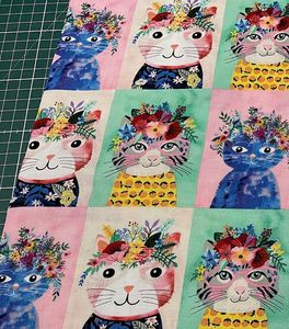 Koselig stoff med søte kattemotiver