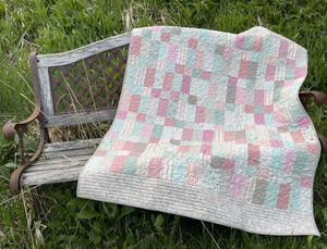 Baby-teppe i mint, rosa og brunt