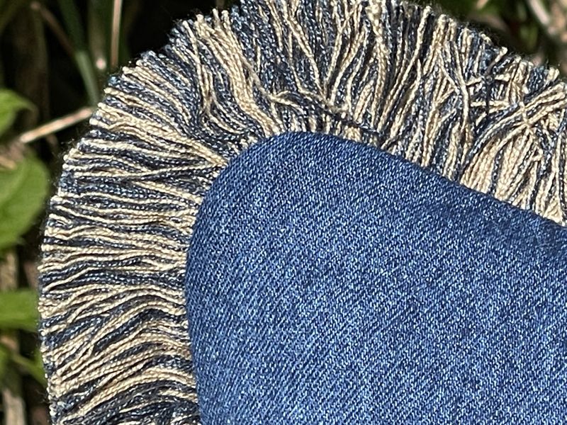 til inspirasjon - pute sydd i jeans-stoff