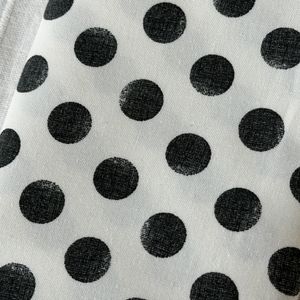 Svarte sotter på nesten hvit bunn